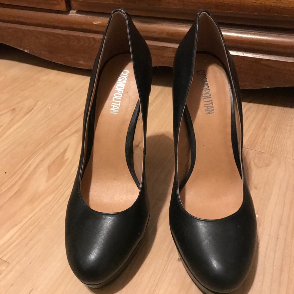 NWT Cosmopolitan Black Pump